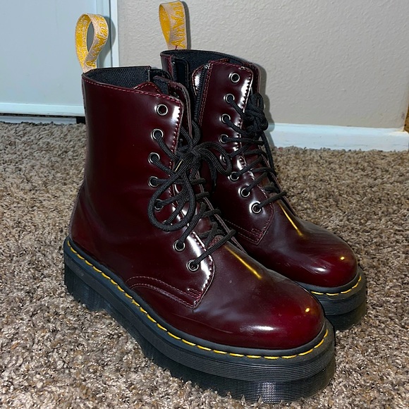 ドクターマーチン Dr.Martens VEGAN cherry red Vegan 2976 Chelsea Boots in Cherry Red | Dr. Martens